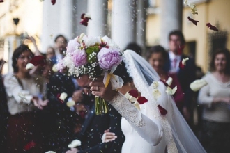 結婚式の受付や二次会の幹事は誰に、どうやって、いつお願いする？一般的な流れと沖縄リゾートでの流れをご紹介！