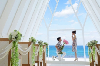 【Sun BLUE沖縄】エメラルドグリーンの海に臨む絶景チャペルでサプライズプロポーズプラン登場！